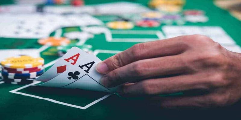 Poker là gì? Chia sẻ cẩm nang chơi poker cực chi tiết cho cược thủ