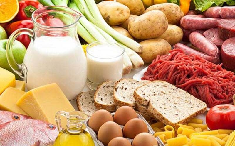 Trả lời: Bạn nên uống và ăn gì trước khi chơi bóng đá?