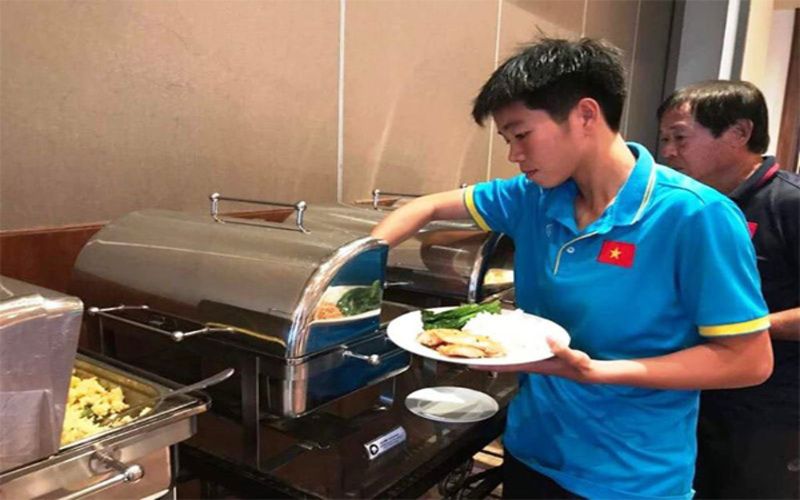 Trả lời: Bạn nên uống và ăn gì trước khi chơi bóng đá?