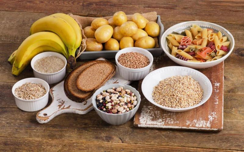 Trả lời: Bạn nên uống và ăn gì trước khi chơi bóng đá?