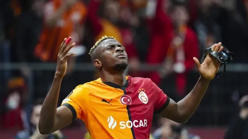 Nhưng có vẻ như anh ấy đã làm cho công việc của mình trở nên khó khăn hơn. Cầu thủ Victor Osimhen - Cũng tài năng như lại cá biệt